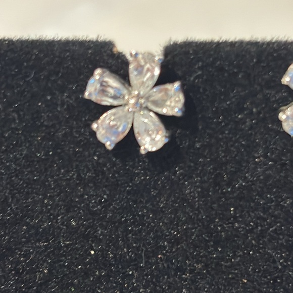 Flower earring - Picture 7 of 10